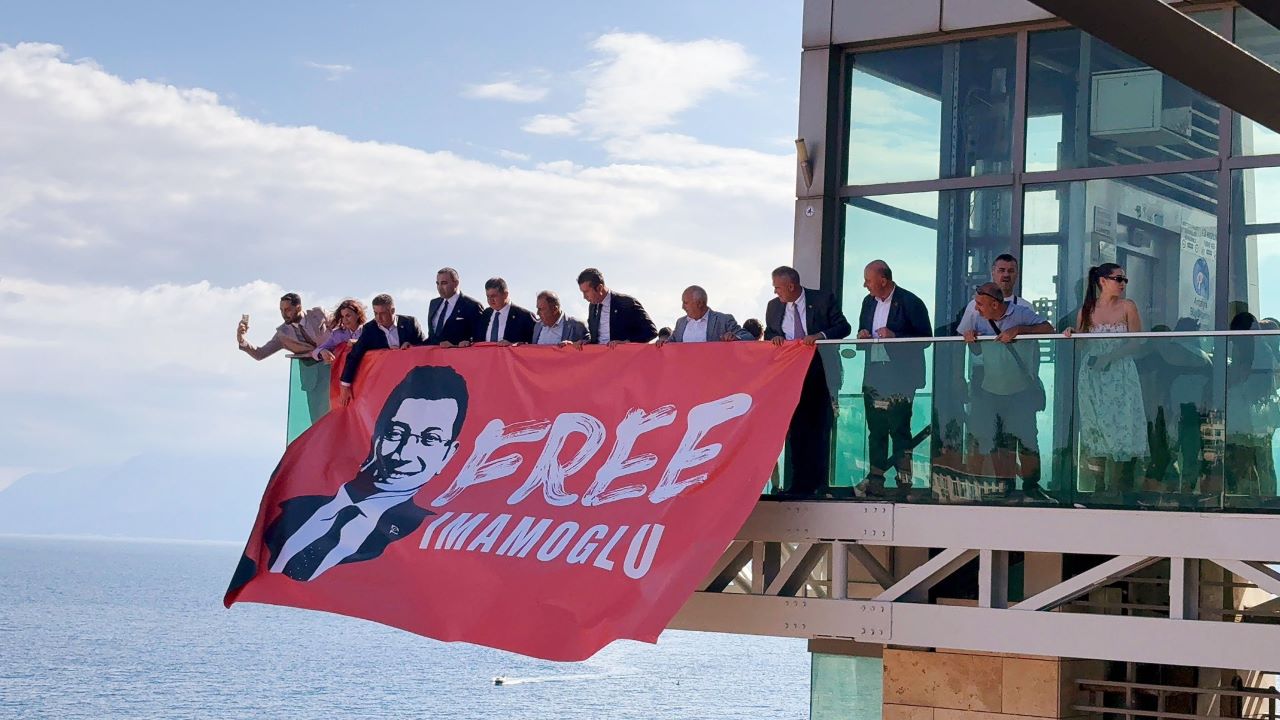 Chp Antalya Milletvekillerinden Free İmamoğlu Pankartı (3)
