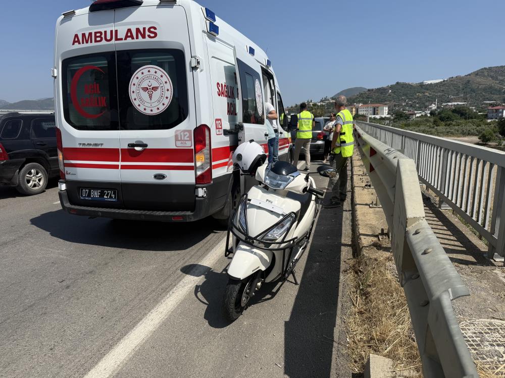 Gazipaşa’da Otomobil Motosikletle Çarpıştı: 1 Yaralı