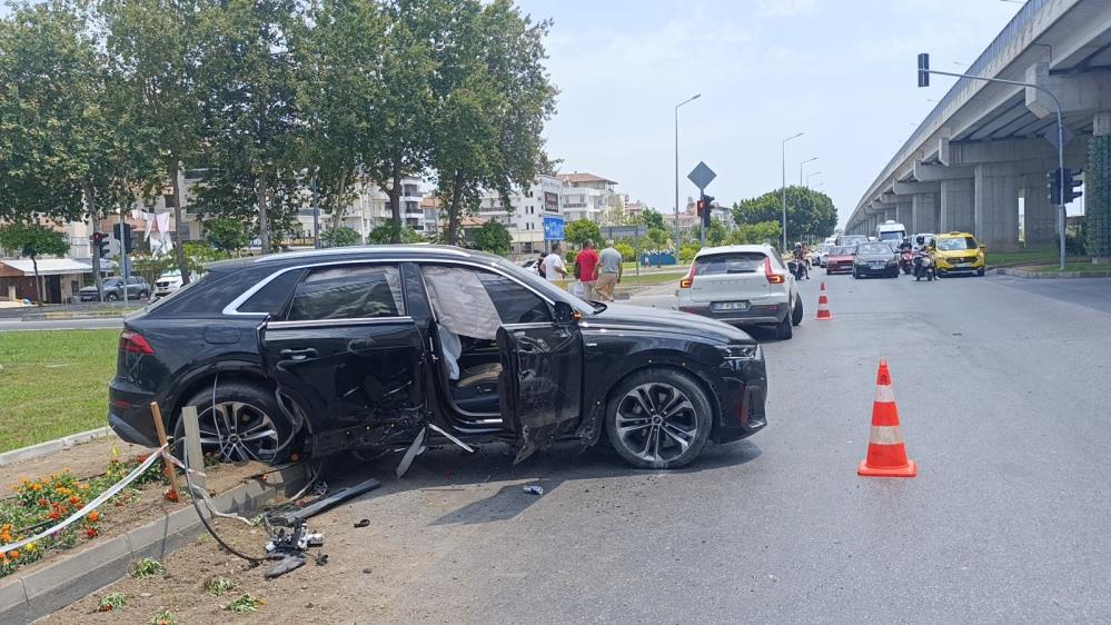 Manavgat’ta İki Araç Birbirine Girdi