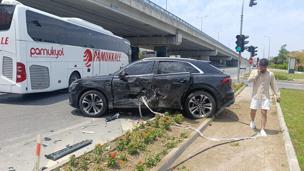 Manavgat’ta İki Araç Birbirine Girdi