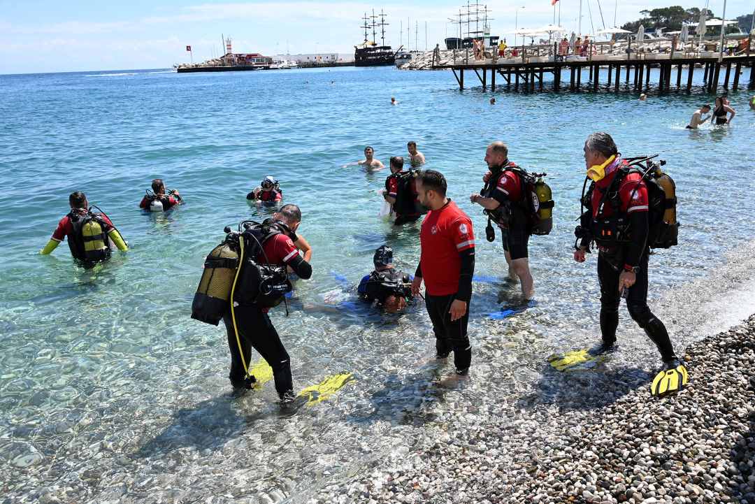 Kemer Belediyesi'nden Deniz Dibi Temizliği 1