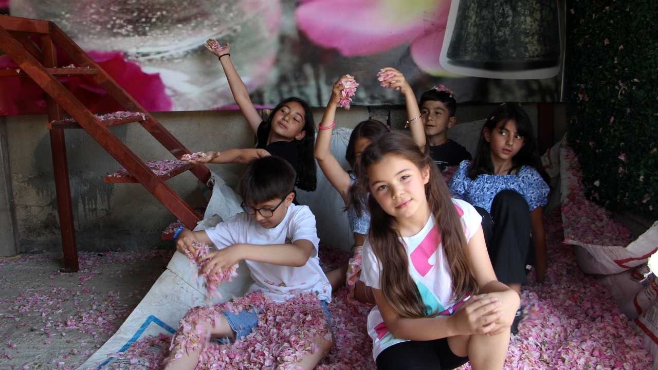Isparta’da Gül Bahçeleri Turizmi Revaçta! Hasat Zamanı Bahçeler Doldu 4