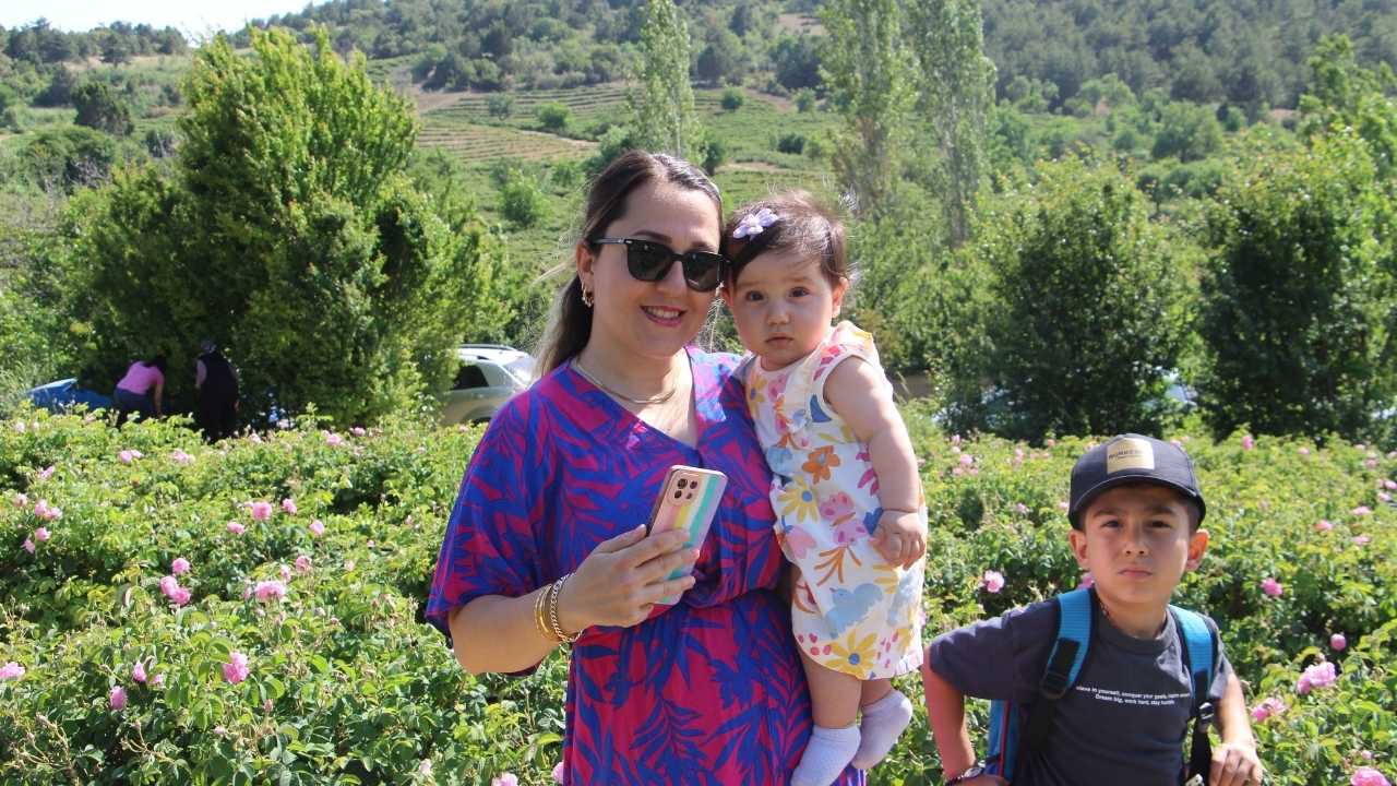 Isparta’da Gül Bahçeleri Turizmi Revaçta! Hasat Zamanı Bahçeler Doldu 5