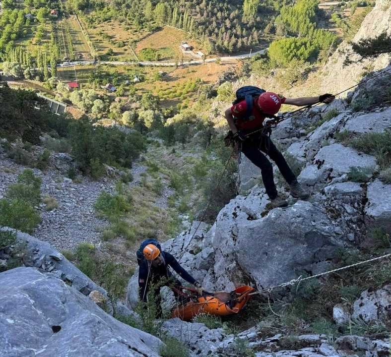 Isparta'da Ihlamur Toplarken Kayalıktan Düştü! Cansız Bedenine Ulaşıldı 2