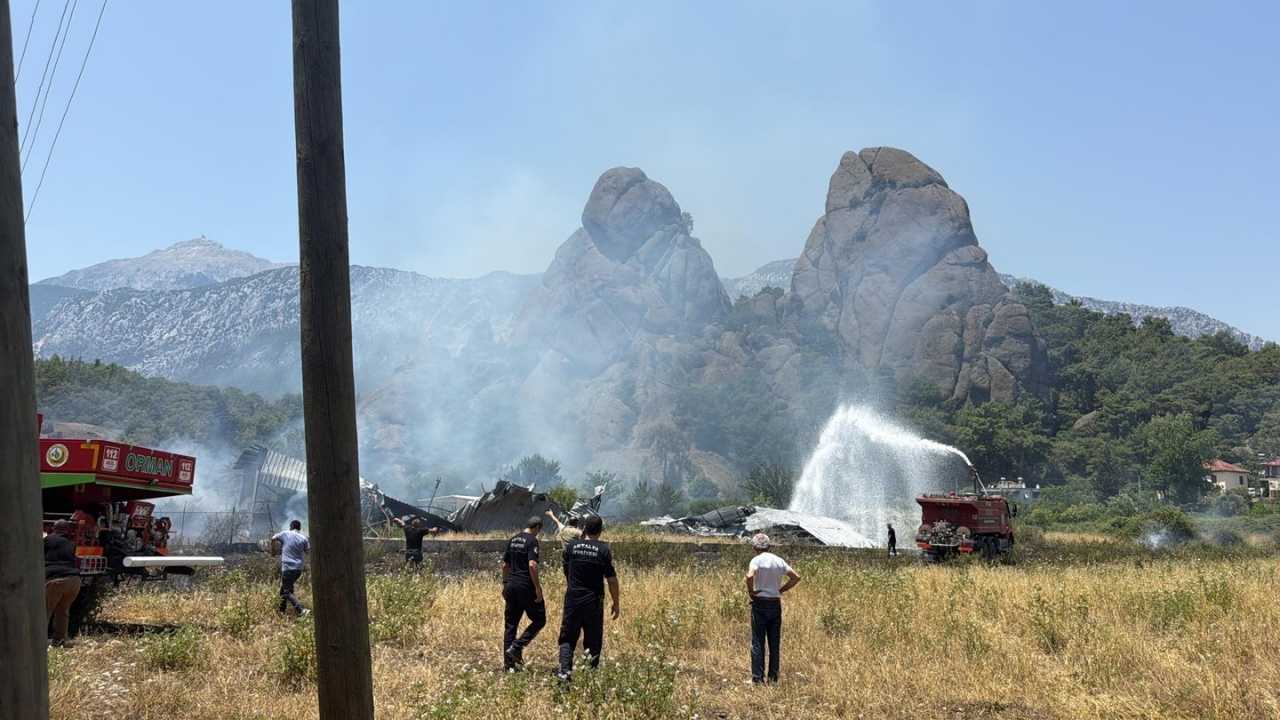 Kemer'de Korkutan Anlar! Çalılık Alanda Yangın Çıktı (2)