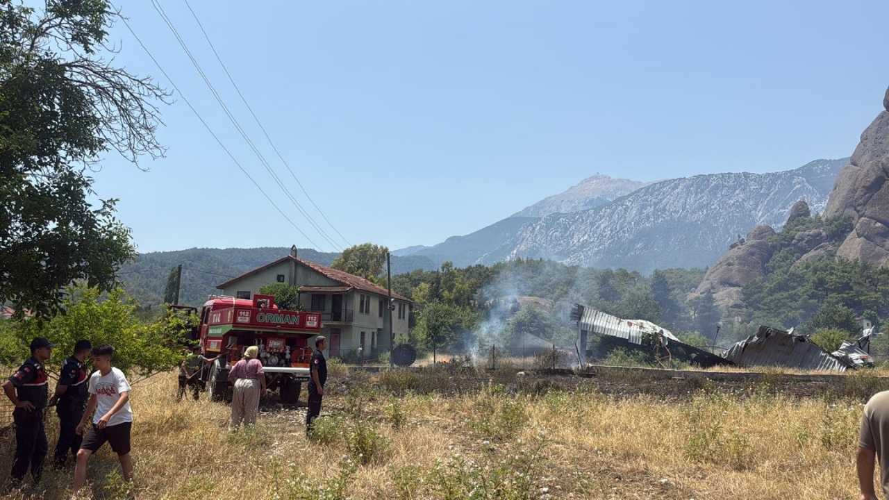 Kemer'de Korkutan Anlar! Çalılık Alanda Yangın Çıktı 3