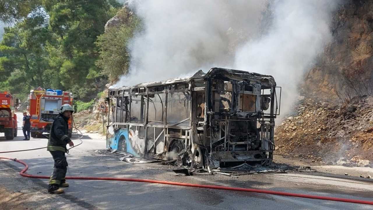 Konyaaltı’nda Halk Otobüsü Yandı! Alevler Ormana Sıçradı 2