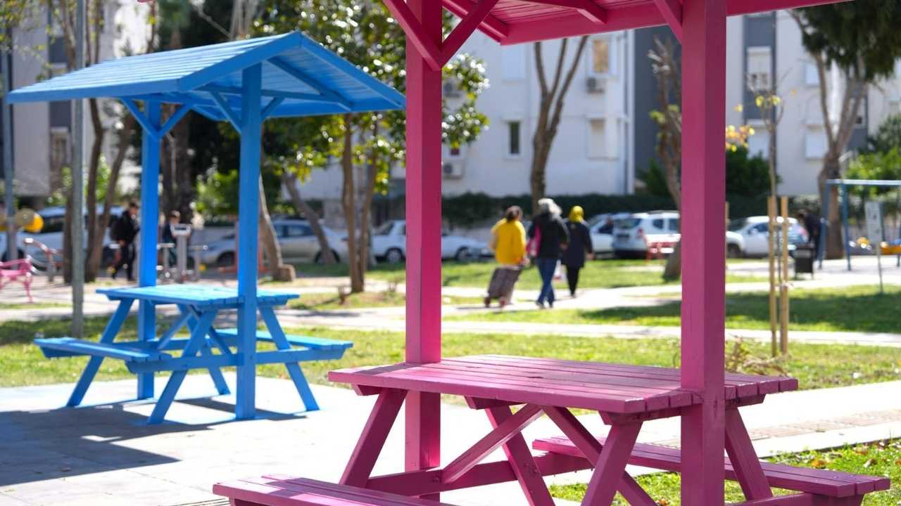 Konyaaltı'ndaki Banklar Artık Rengarenk! Gören Mutlu Oluyor 2