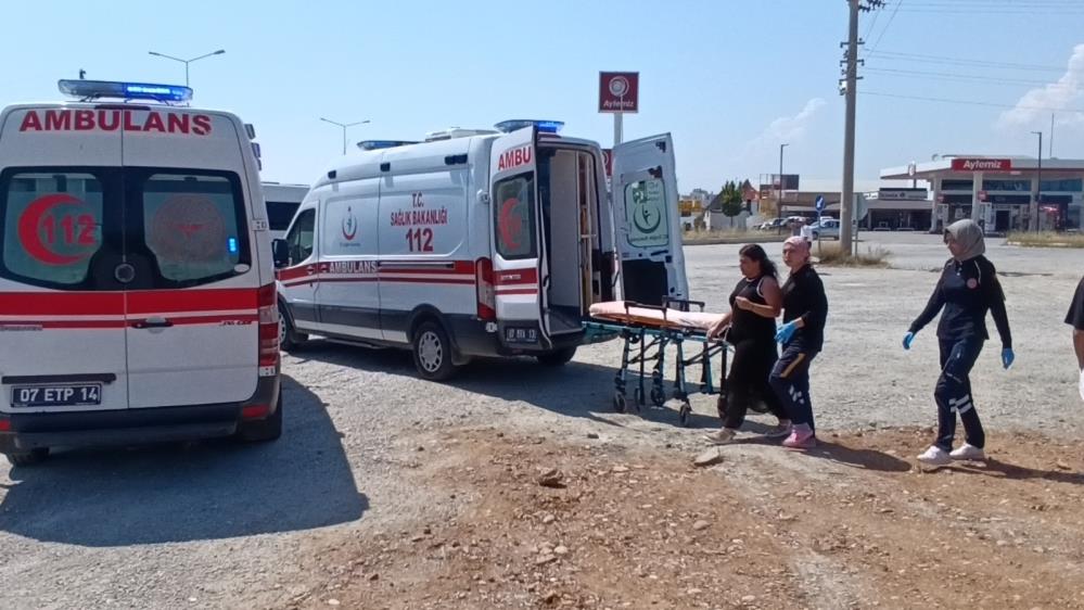 Manavgat Tur Aracı İle Hafif Ticari Araç Çarpıştı! 6 Yaralı