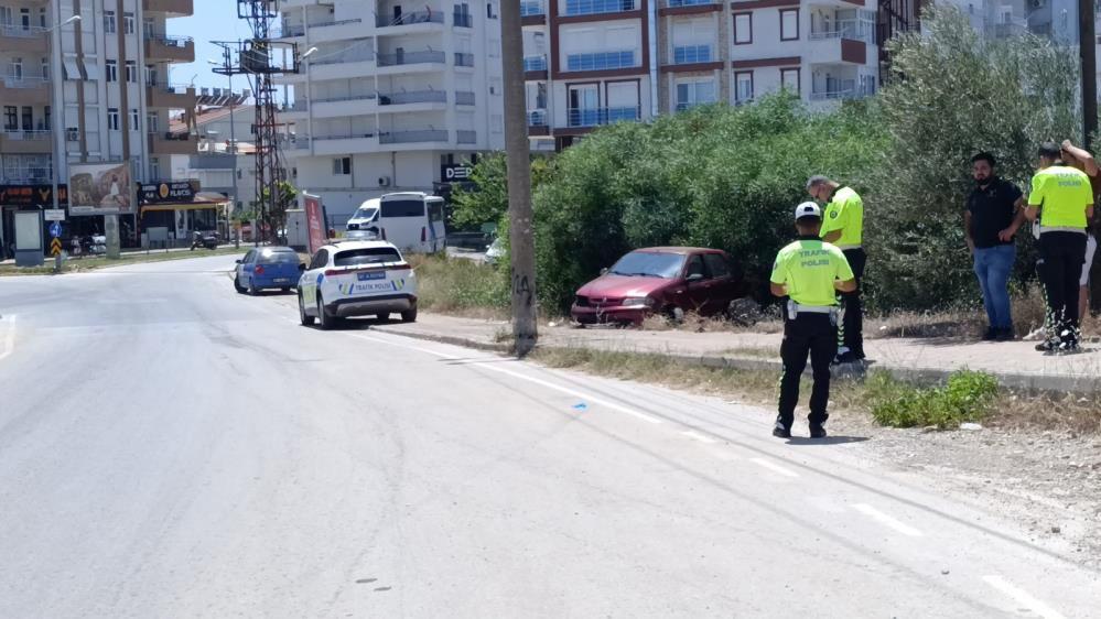 Manavgat'ta Aydınlatma Direğine Çarpan Otomobil Savruldu