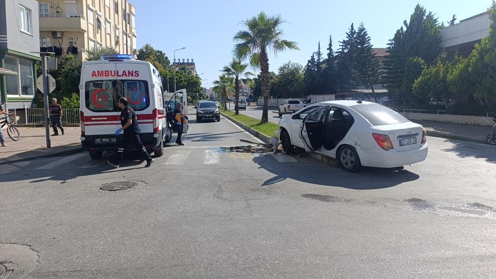 Manavgat'ta Kazada Yaralanan Annesini Küçük Kız Yalnız Bırakmadı