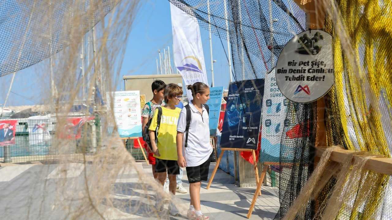 Mersin’de Deniz Dibinden Çıkan Çöpler Sergilendi 2