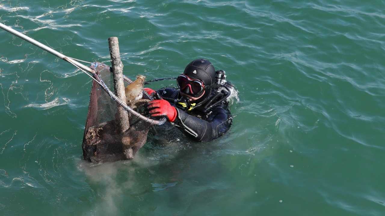 Mersin’de Deniz Dibinden Çıkan Çöpler Sergilendi 3