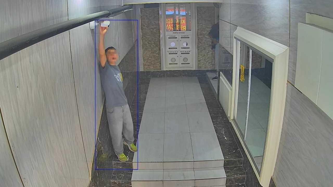 Mersin'de Kamuya Açık Alana Tuvaletini Yaptı2