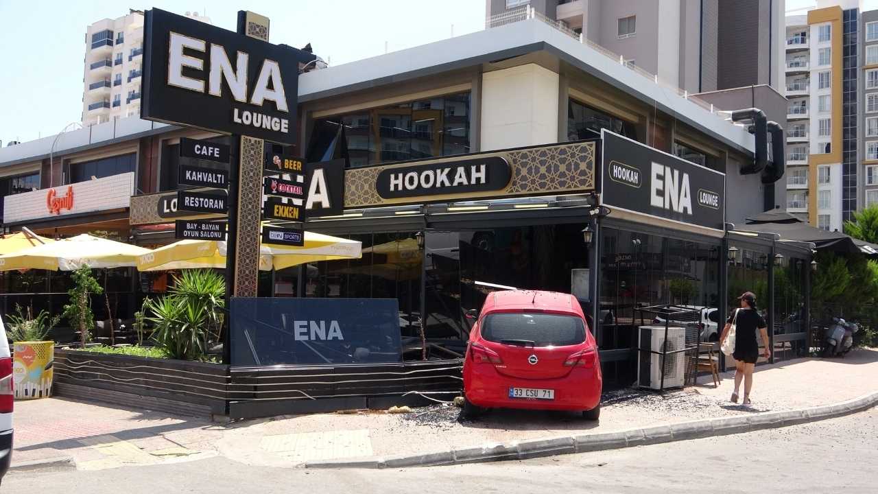 Mersin’de Kontrolden Çıkan Araç Kafeye Girdi 2