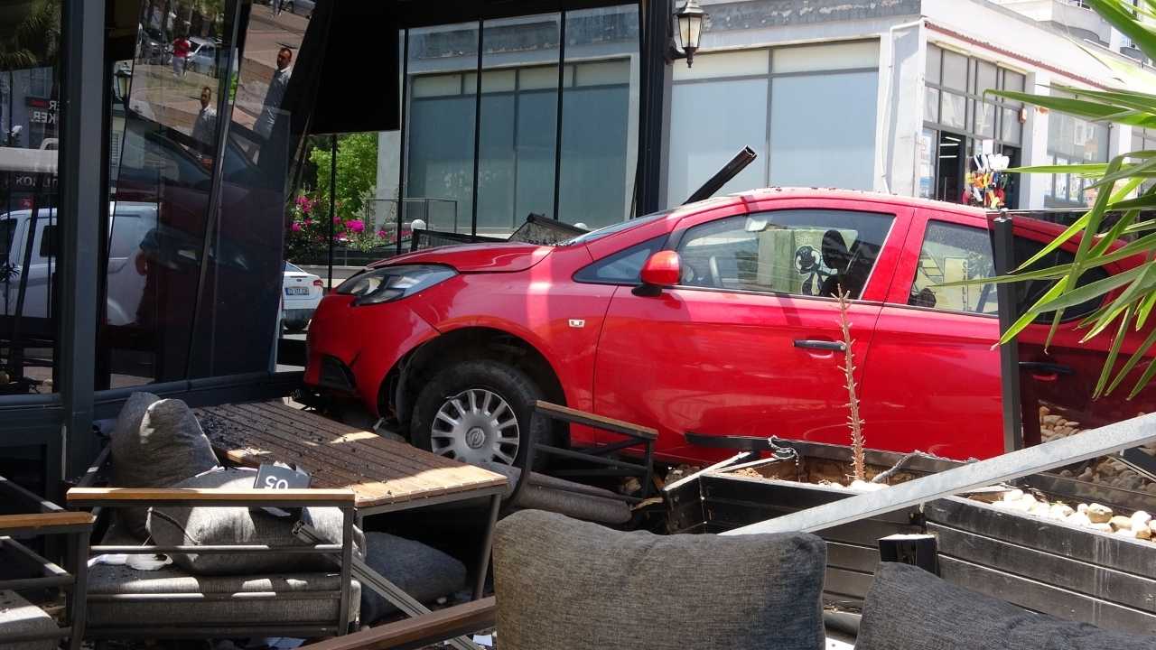 Mersin’de Kontrolden Çıkan Araç Kafeye Girdi 3