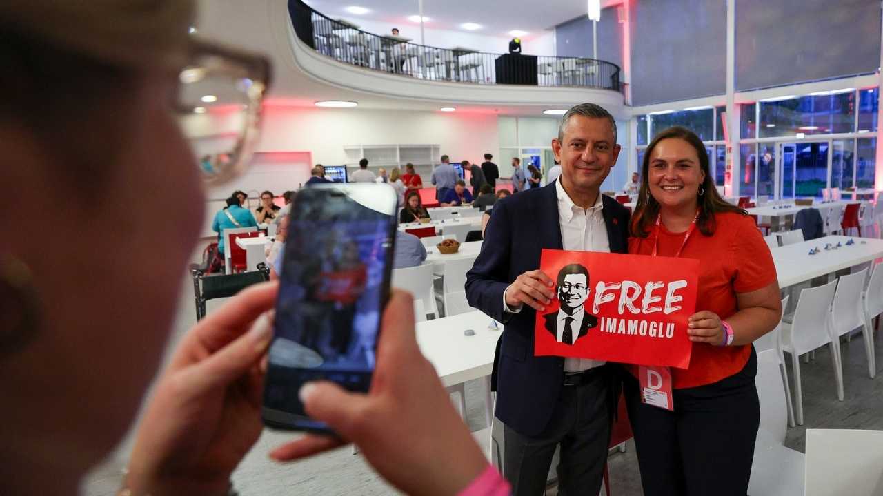 Özgür Özel'den İmamoğlu Pankartıyla Berlin Çıkarması 2