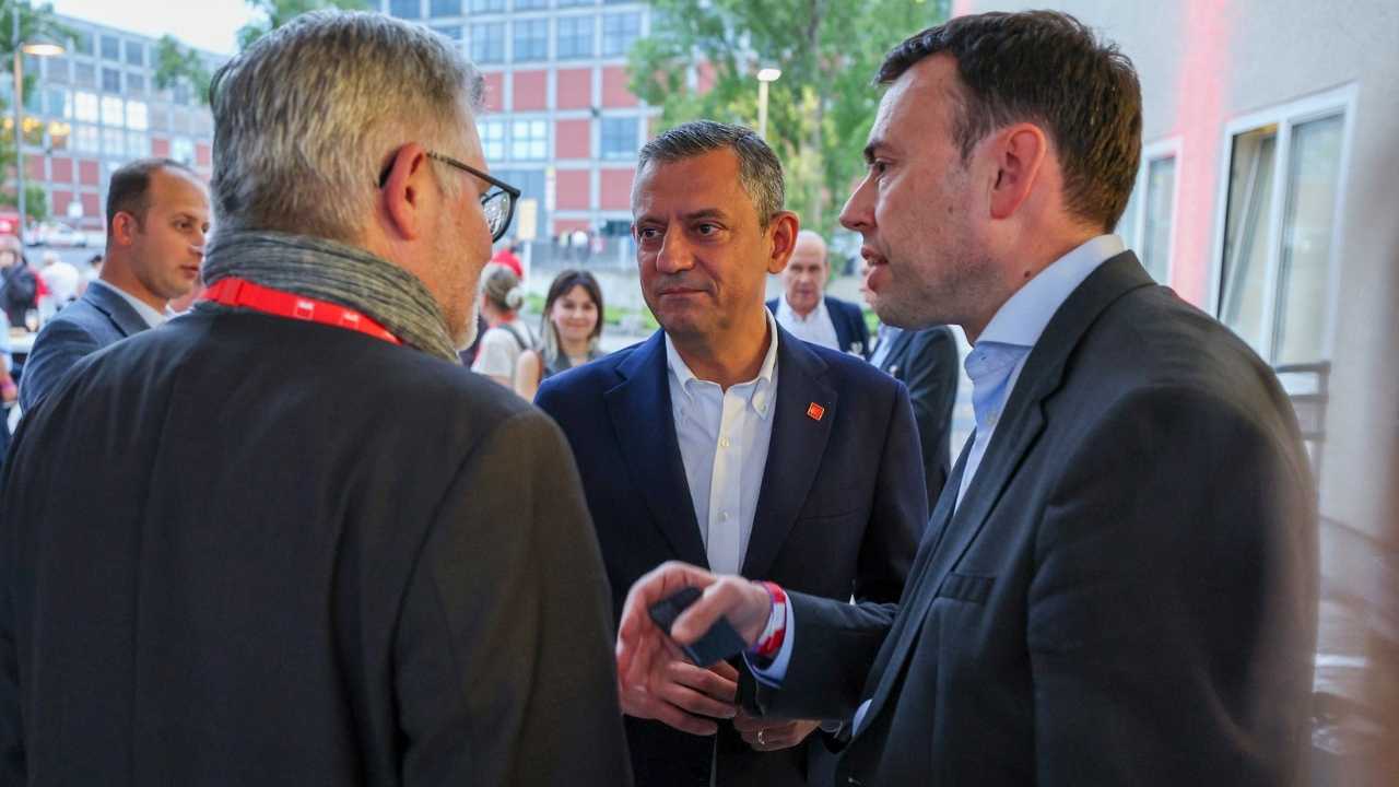 Özgür Özel'den İmamoğlu Pankartıyla Berlin Çıkarması 3