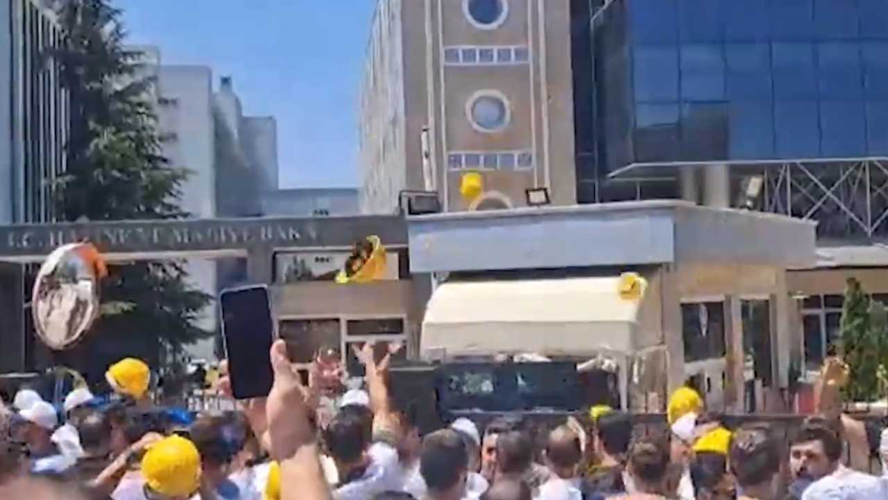 Türk İş’ten Maliye Bakanlığı Önünde Tabutlu Protesto 2