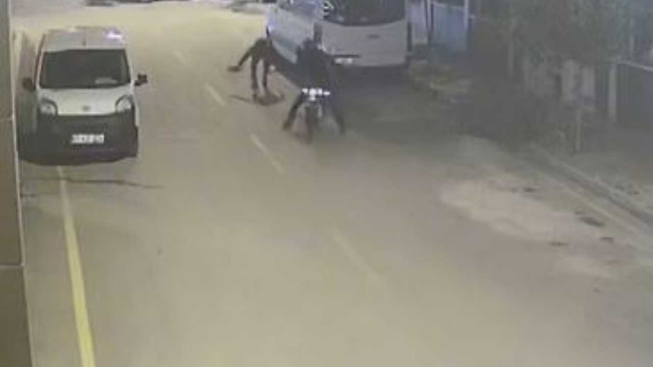 Adana’da Kadını Yerde Sürükleyerek Çantasını Çaldılar2