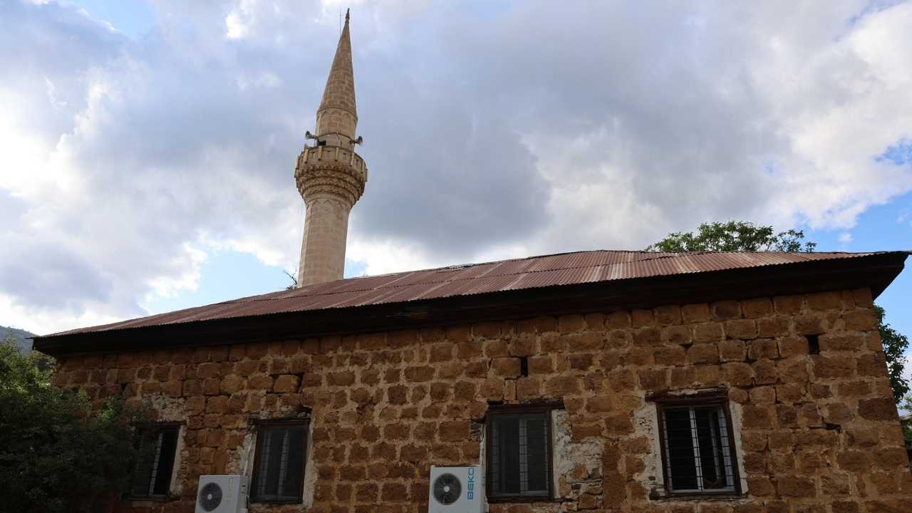 Adana’nın 500 Yıllık Güzpınarı Camii Restore Edilmeyi Bekliyor