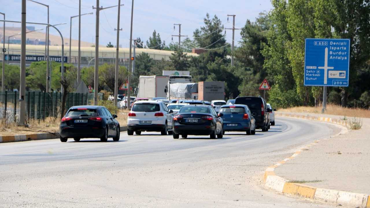 Afyon Antalya Yolunda 'Tatil' Yoğunluğu (2)