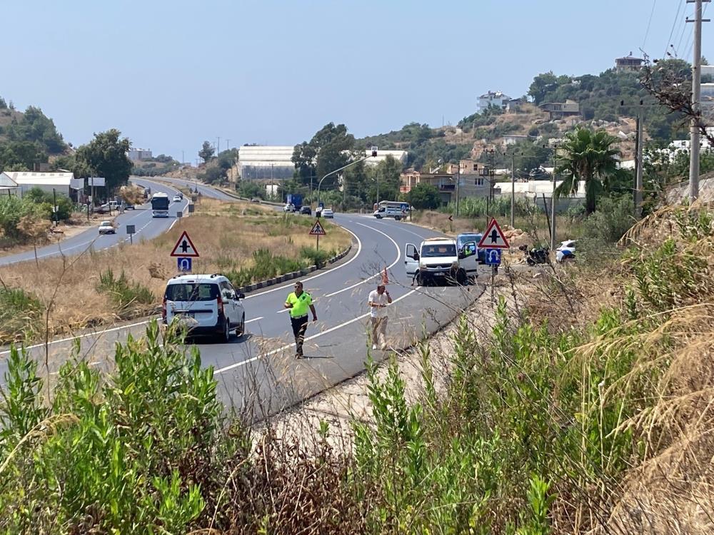 Alanya'da VIP Araç Kontrolden Çıkarak Karşı Şeride Geçti