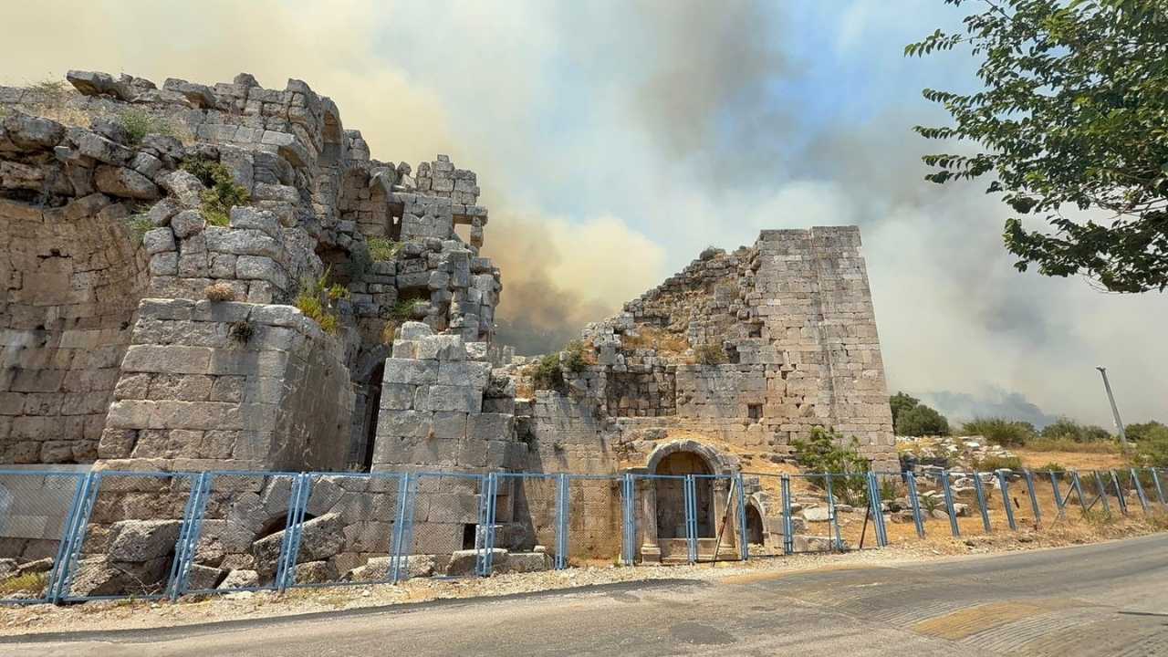 Antalya Aksu'da Yeni Yangın! Alevler Perge Antik Kenti'ne Ulaştı 12