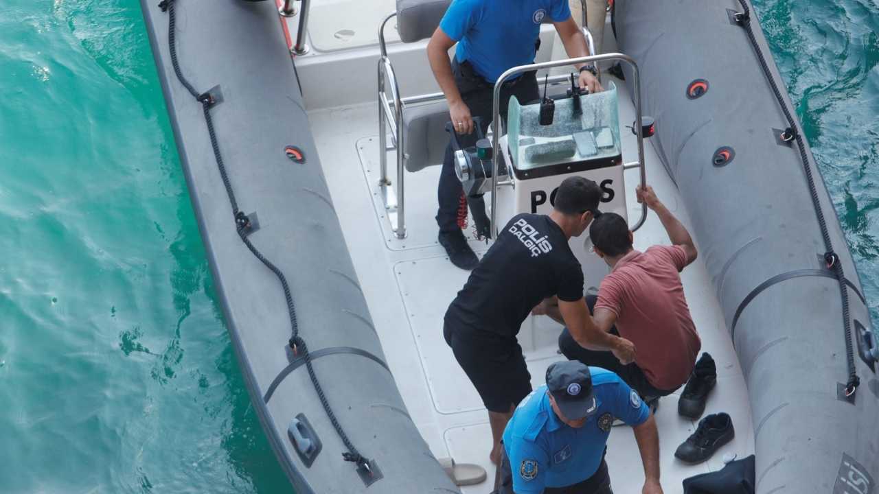 Antalya Falezlerde Eşine Sinirlenen Adam3