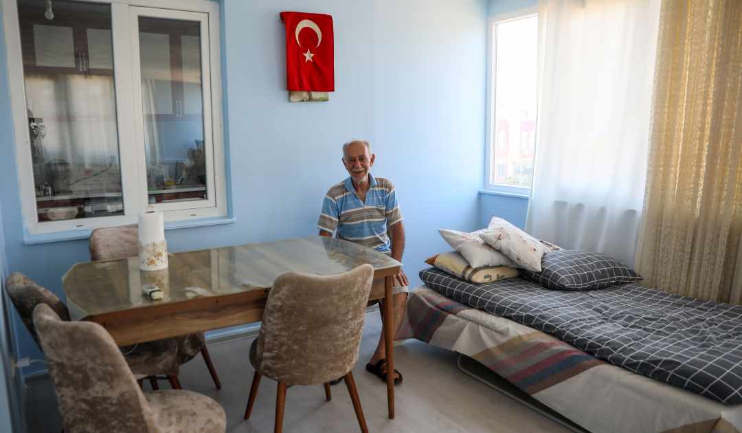 Antalya’da Dede Ve Torunları Evinden Atıldı, Yardım Yağ1112