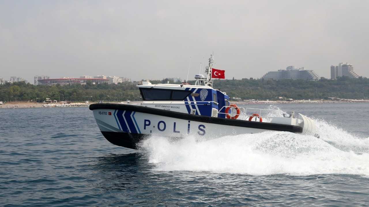 Antalya'da Deniz Polisi Hayat Kurtarıyor 3 Dakikada Müdahale! (1)