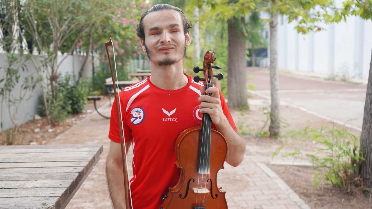 Antalya'da Görmeden Gören Genç Hem Sahnede Hem Podyumda Zirvede (1)