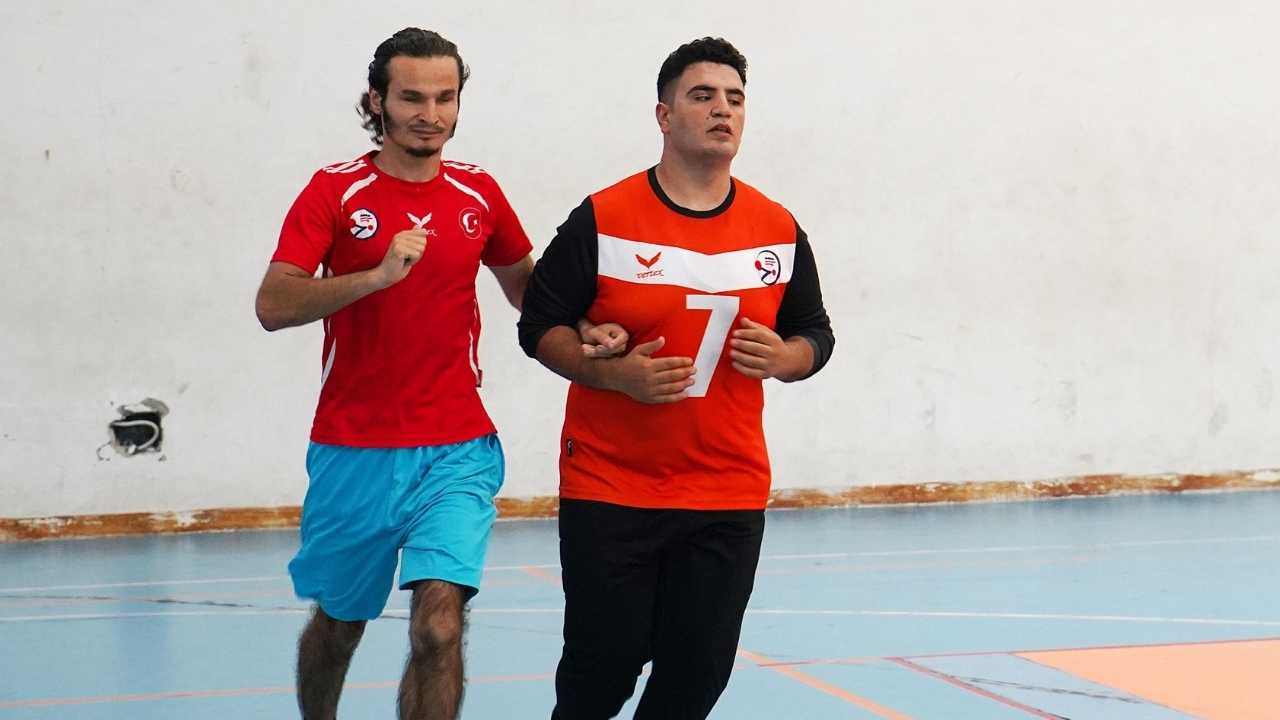 Antalya'da Görmeden Gören Genç Hem Sahnede Hem Podyumda Zirvede (2)