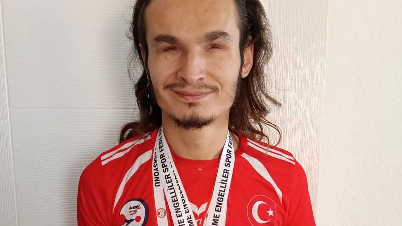 Antalya'da Görmeden Gören Genç Hem Sahnede Hem Podyumda Zirvede (3)