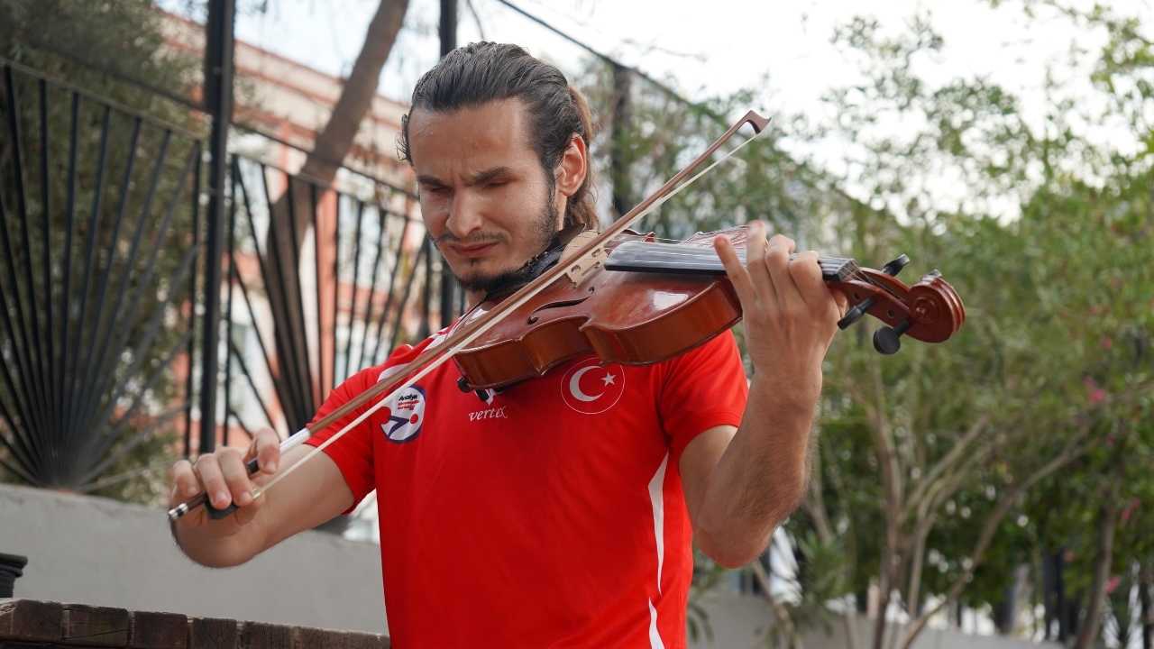Antalya'da Görmeden Gören Genç Hem Sahnede Hem Podyumda Zirvede (4)