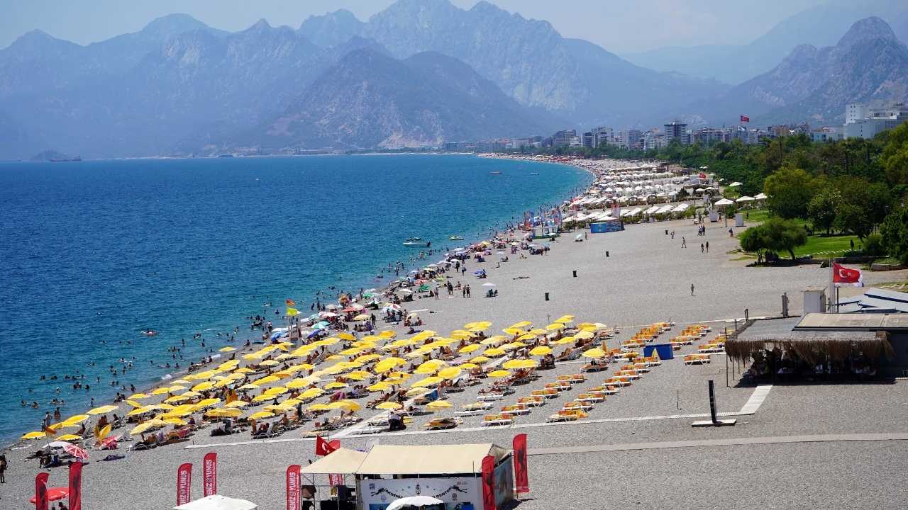 Antalya'da Hafta Sonu Klasiği! Sıcaktan Bunalan Konyaaltı'na Koştu 2