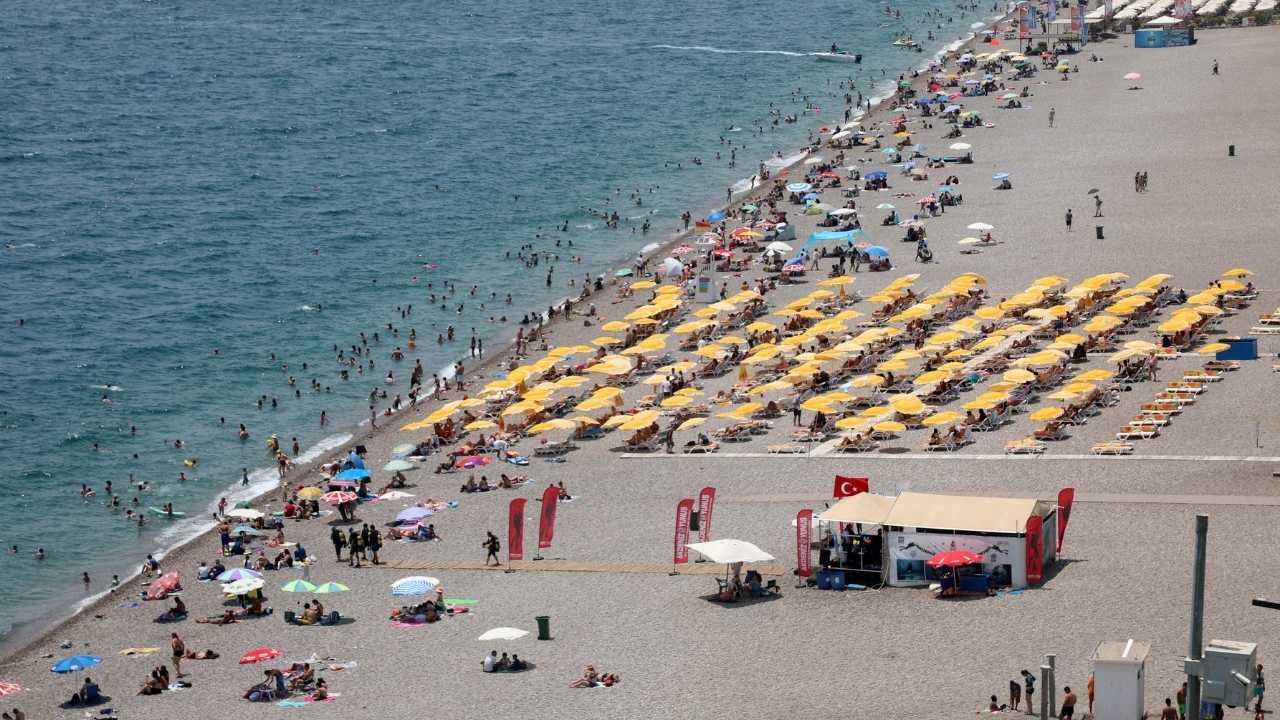 Antalya’da Hissedilen Sıcaklık 44 Dereceyi Buldu! Konyaaltı Tıklım Tıklım 3