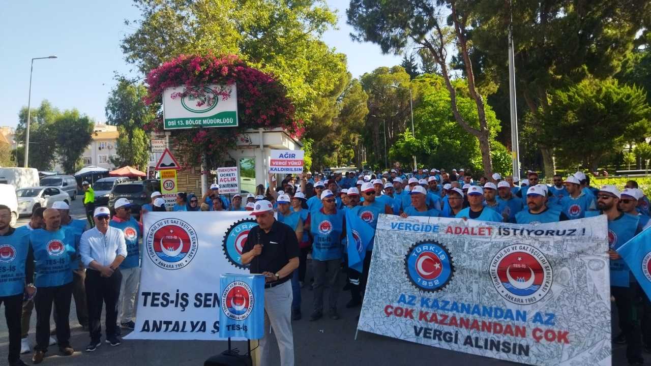Antalya’da İş Bırakan Emekçiler Zam Taleplerini Yineledi3