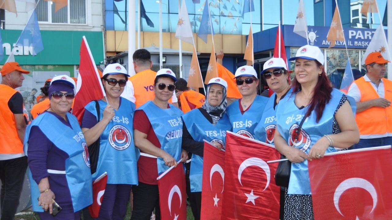 Antalya’da Kamu Emekçileri Akp Binası Önünde ‘Geçinemiyoruz’ Dedi 4