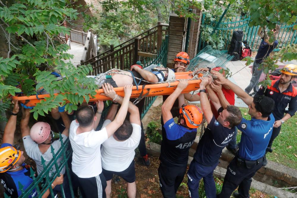Antalya'da Kayalıklardan Düşen Genç İçin Ekipler Seferber Oldu