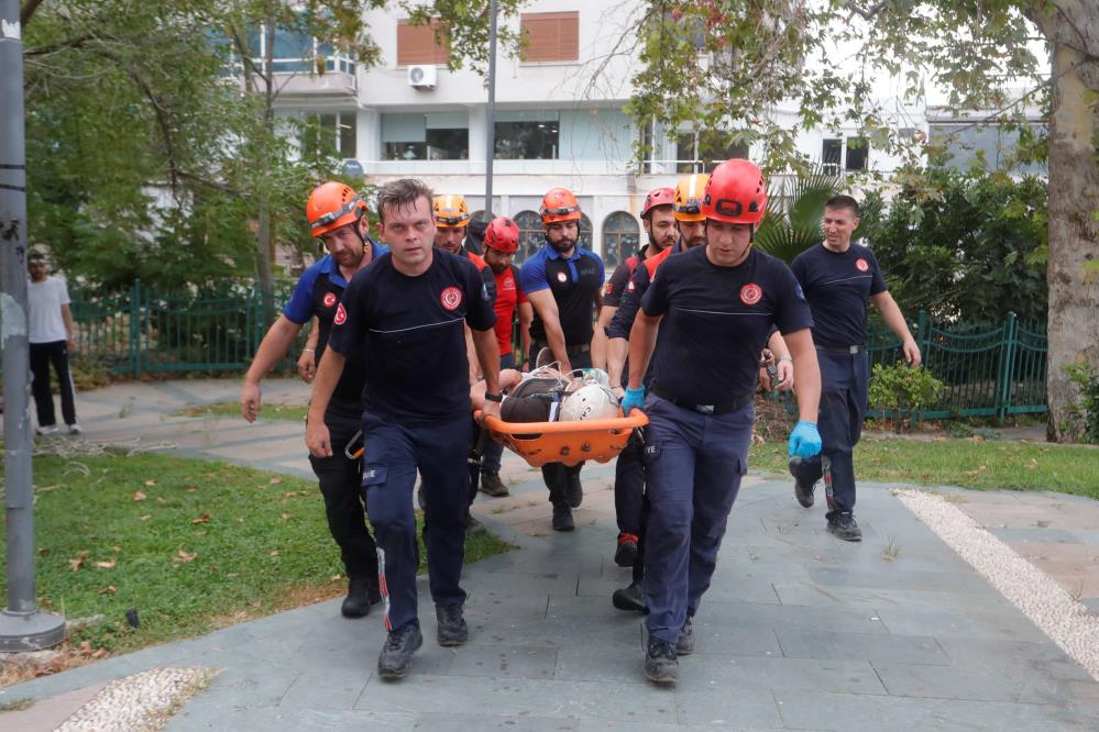 Antalya'da Kayalıklardan Düşen Genç İçin Ekipler Seferber Oldu