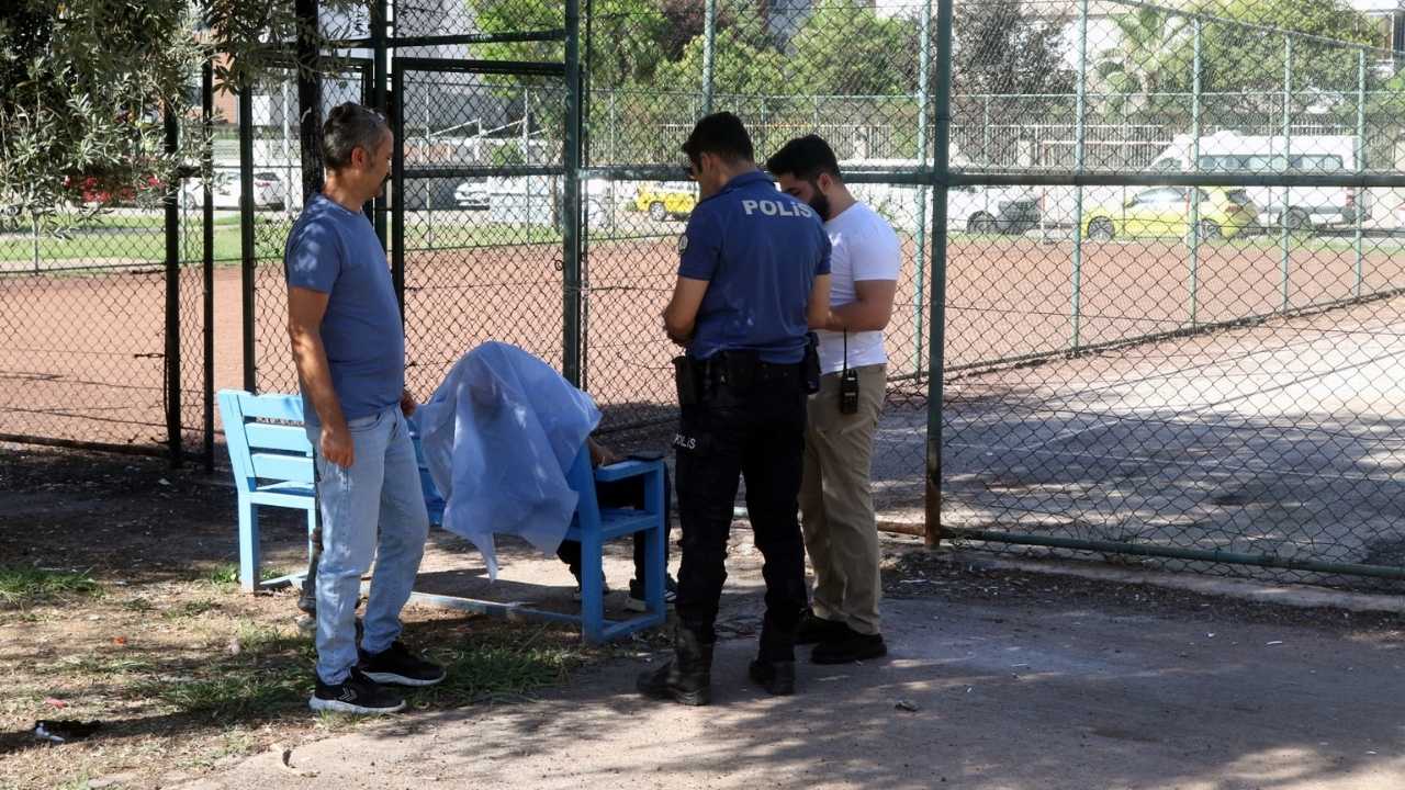 Antalya’da Parktaki Bankta Cansız Bedeni Bulundu 2