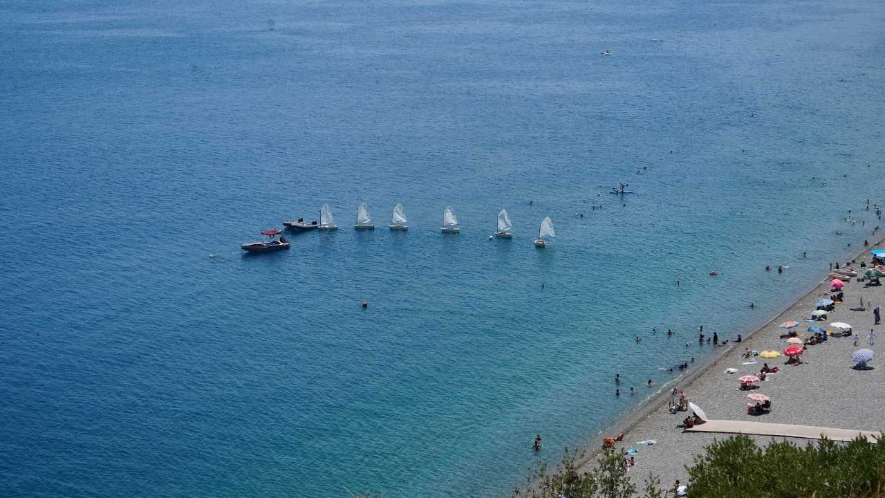 Antalya’da Sıcak Havalardan Kaçan Sahile Koşuyor 3