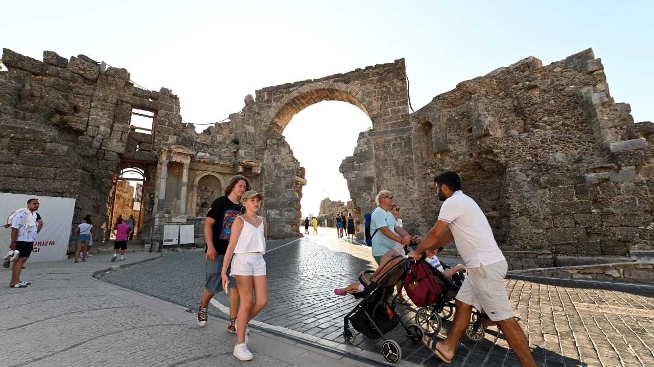 Antalya'da Tüm Zamanların Turizm Rekoru! 1 Günde 104 Bin 359 Kişi Geldi 2