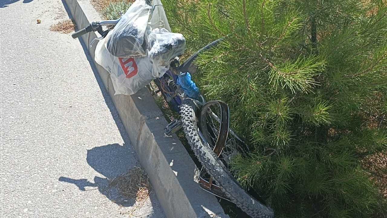 Burdur Antalya Yolunda Motosiklet Bisiklete Çarptı! 'Tir Sıkıştırdı' İddiası 2