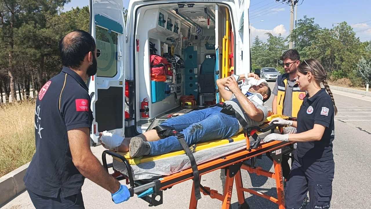 Burdur Antalya Yolunda Motosiklet Bisiklete Çarptı! 'Tir Sıkıştırdı' İddiası 3