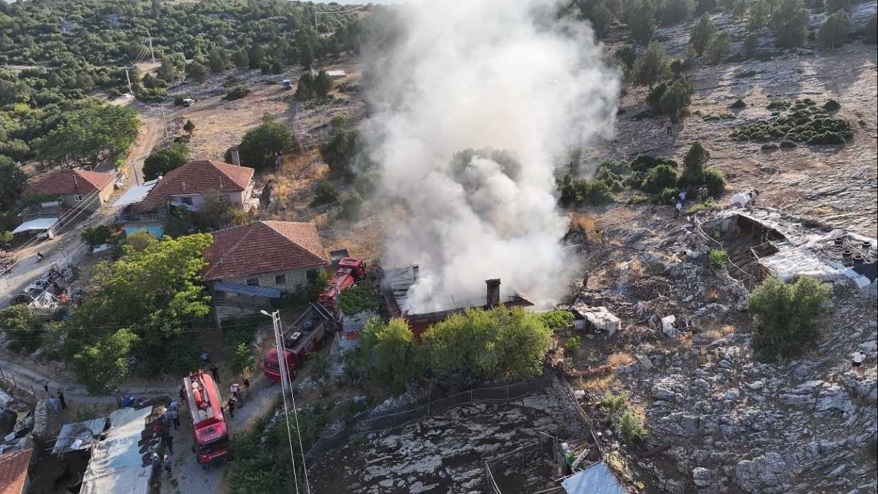 Burdur Bucak’ta Soba Yangınıyla İki Katlı Ev Kül Oldu 2