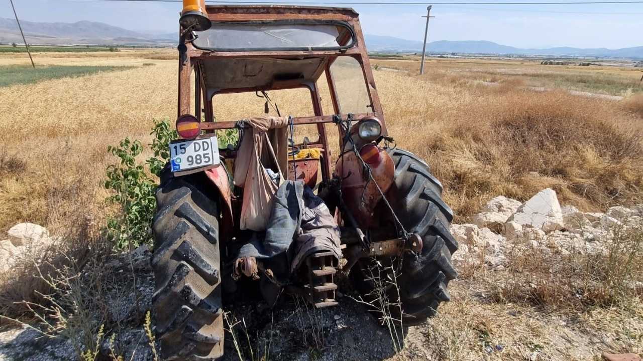 Burdur Fethiye Kara Yolunda Traktör Ile Otomobil Çarpıştı (1)