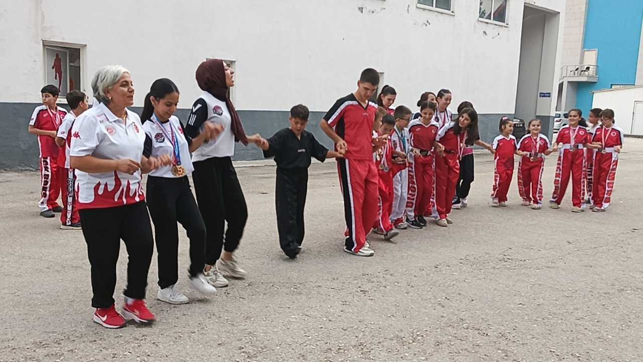 Burdur’a Madalyalarla Dönen Gençlere Görkemli Karşılama 2