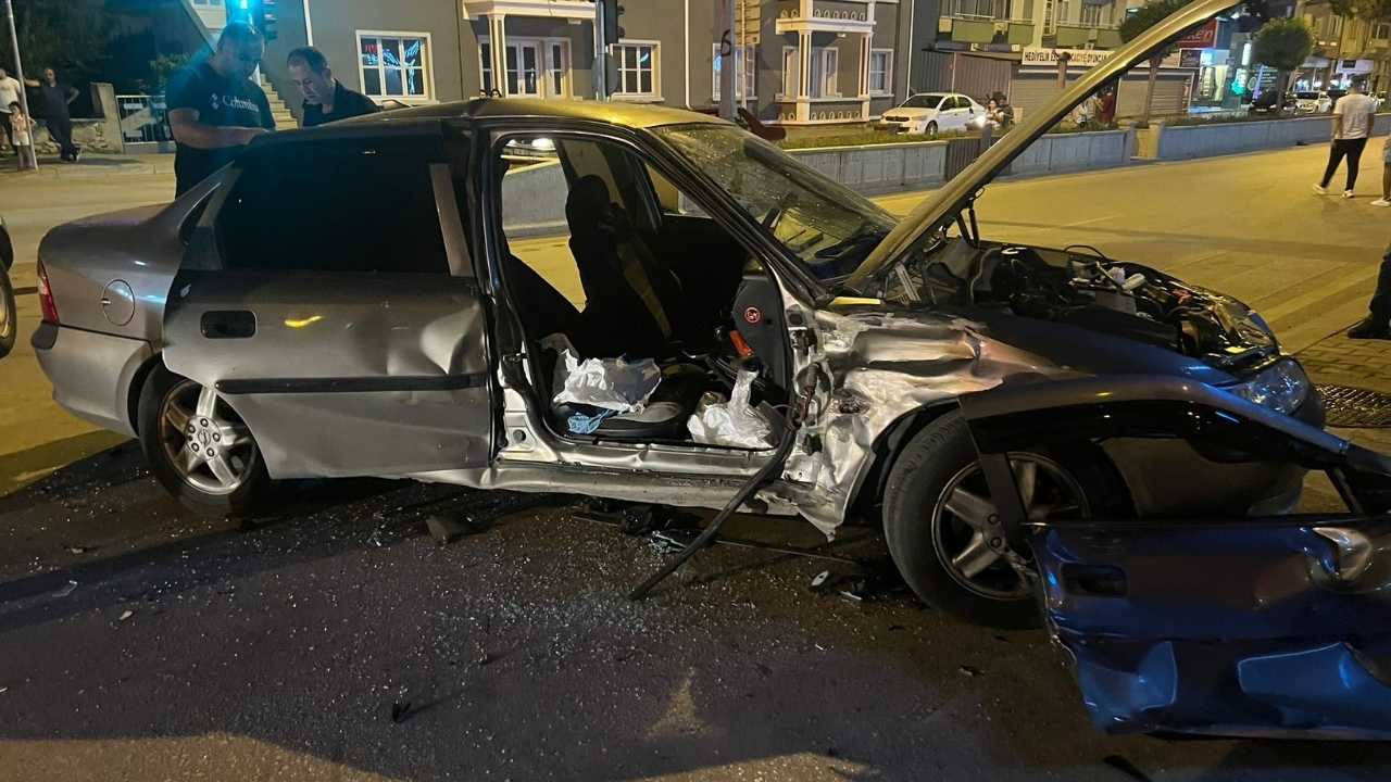 Burdur’da İki Otomobil Çarpıştı